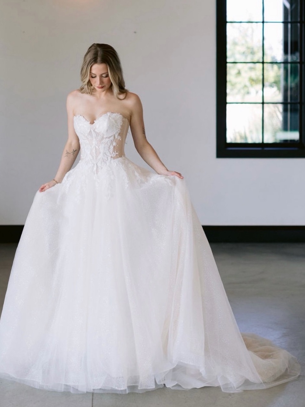 Editorial Basqued Waist Strapless Wedding Gown 🤍